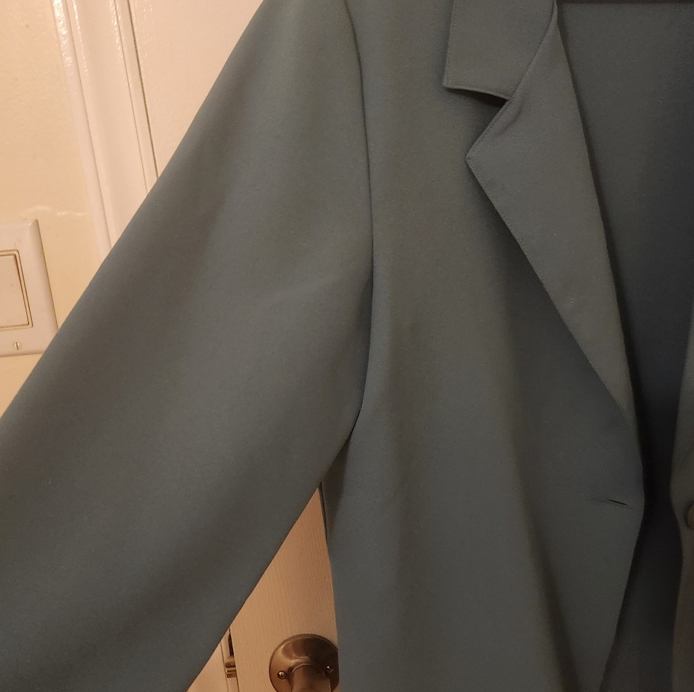 Chic Women's Mint Green Blazer. - Picture 5 of 6